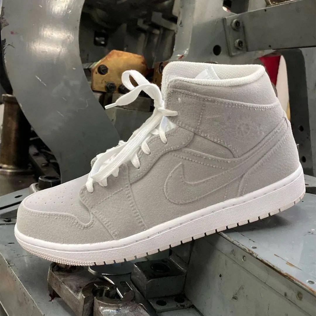 白色鞋舌上点缀黑色 jumpman logo,堪称画龙点睛之笔