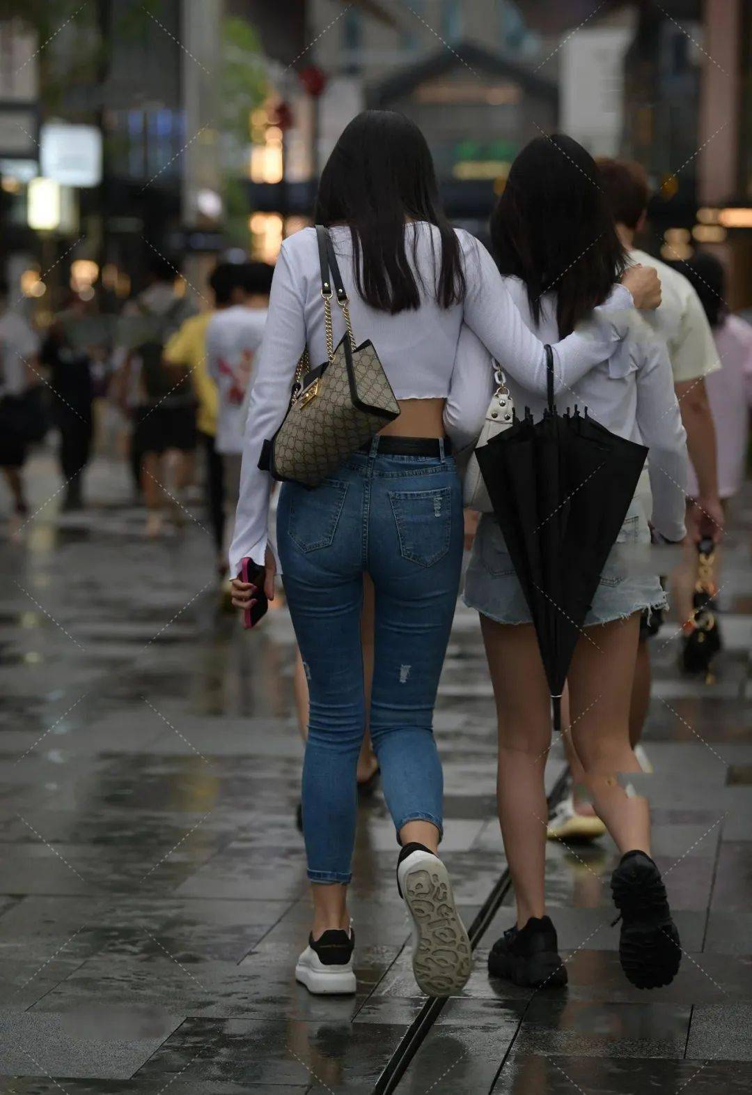 破洞牛仔裤与破洞短裤的穿搭,洒脱不羁轻松随意,紧跟时尚潮流