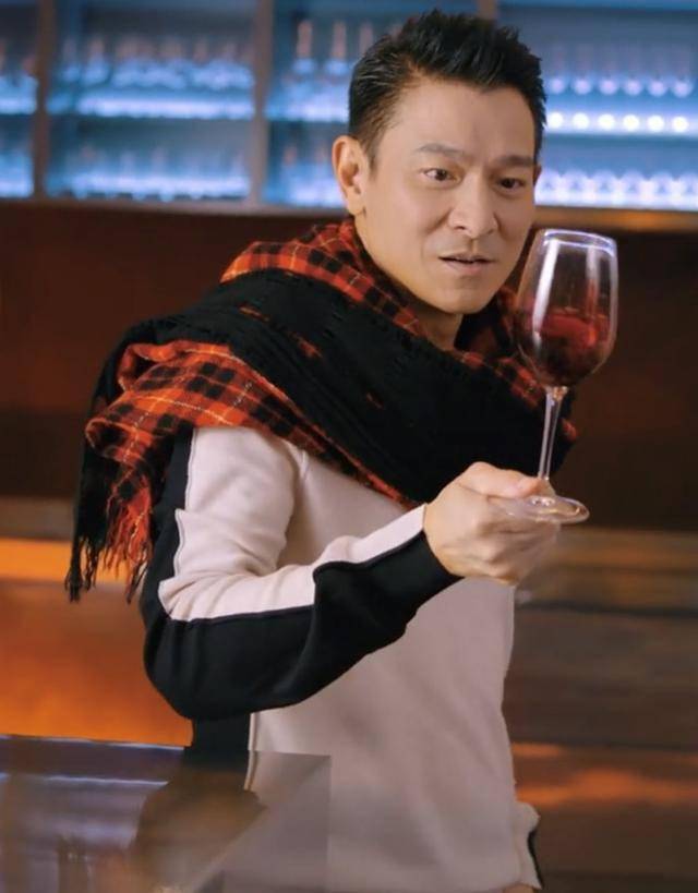 其实,60岁的男性在穿衣方面首先需要遵循极简原则,再通过一些配饰来