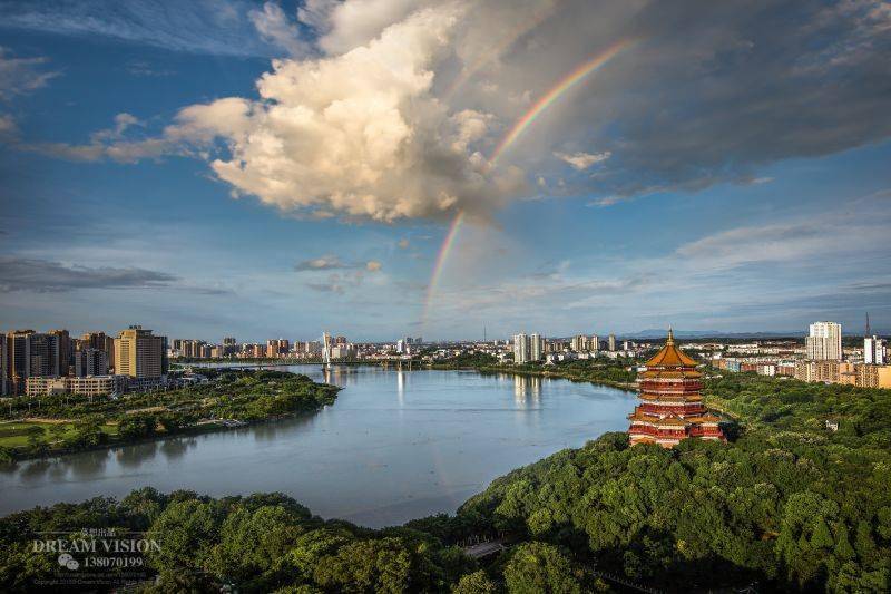 鹰潭,江西省下辖设区的市(地级),"涟漪旋其中,雄鹰舞其上"而得市名