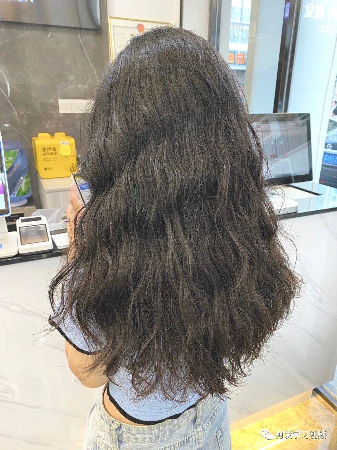 烫完可以让头顶增加蓬松度 烫一次美半年的卷发气质优雅  烫一次美
