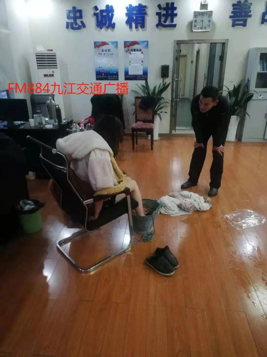 九江一女子投江轻生,幸好遇到他们_余暾辉
