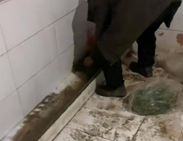 江苏新沂一老人在公厕的小便池洗菜,地上全是泥土,现场画面曝光