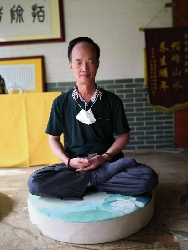 双盘打坐第900天-每天増加劈一字腿练习
