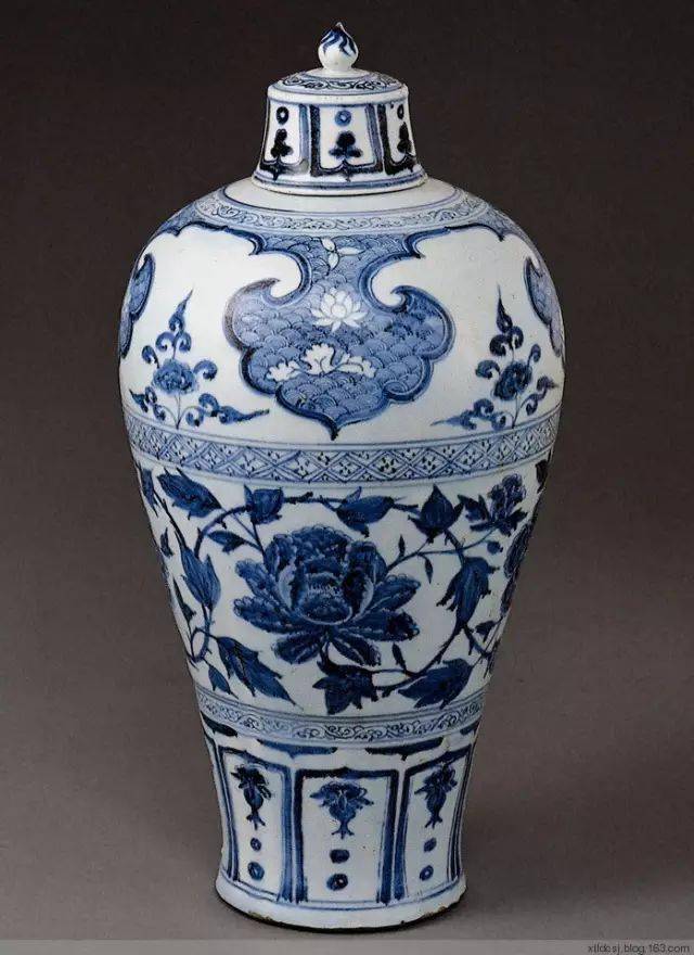 元 青花缠枝牡丹纹梅瓶 冯先铭等学者在《中国陶瓷史》中谈到:"元