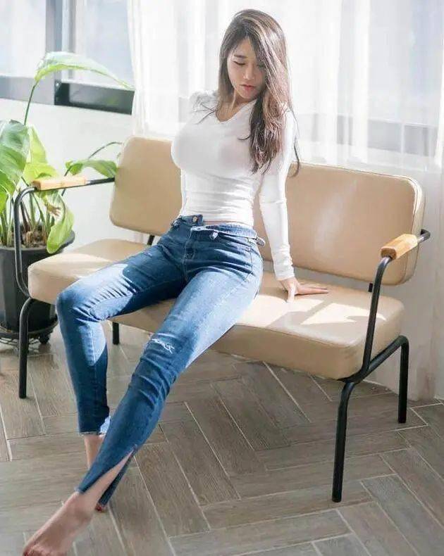 穿紧身牛仔裤的妹子,显得美女千娇百媚楚楚动人,修身显瘦显魅力,拉长