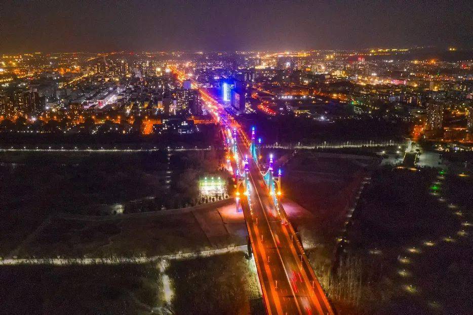 灯火虹成桥 作为昌平新时代的地标建筑 南环大桥的夜景 向来变幻多彩