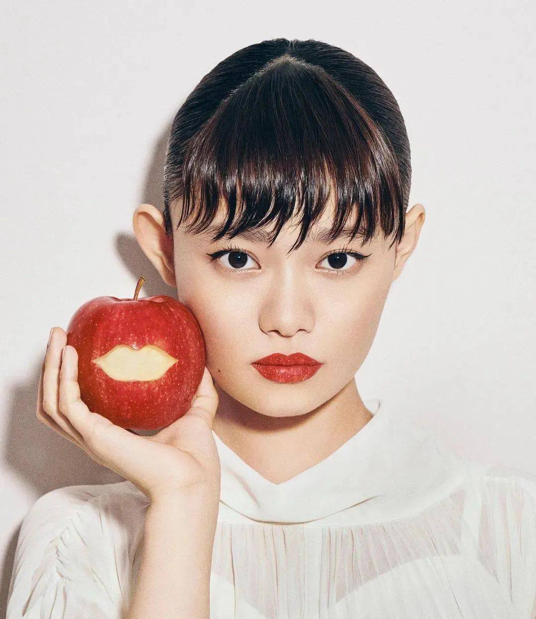 这个日本美女总监,设计风格太大大大大大胆了!_海报