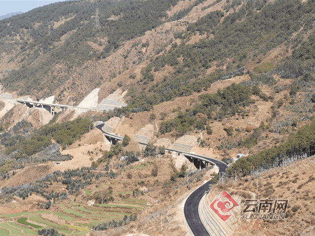 攀枝花方向到丽江自驾游的游客,需先走丽攀高速公路华坪段到达华坪县