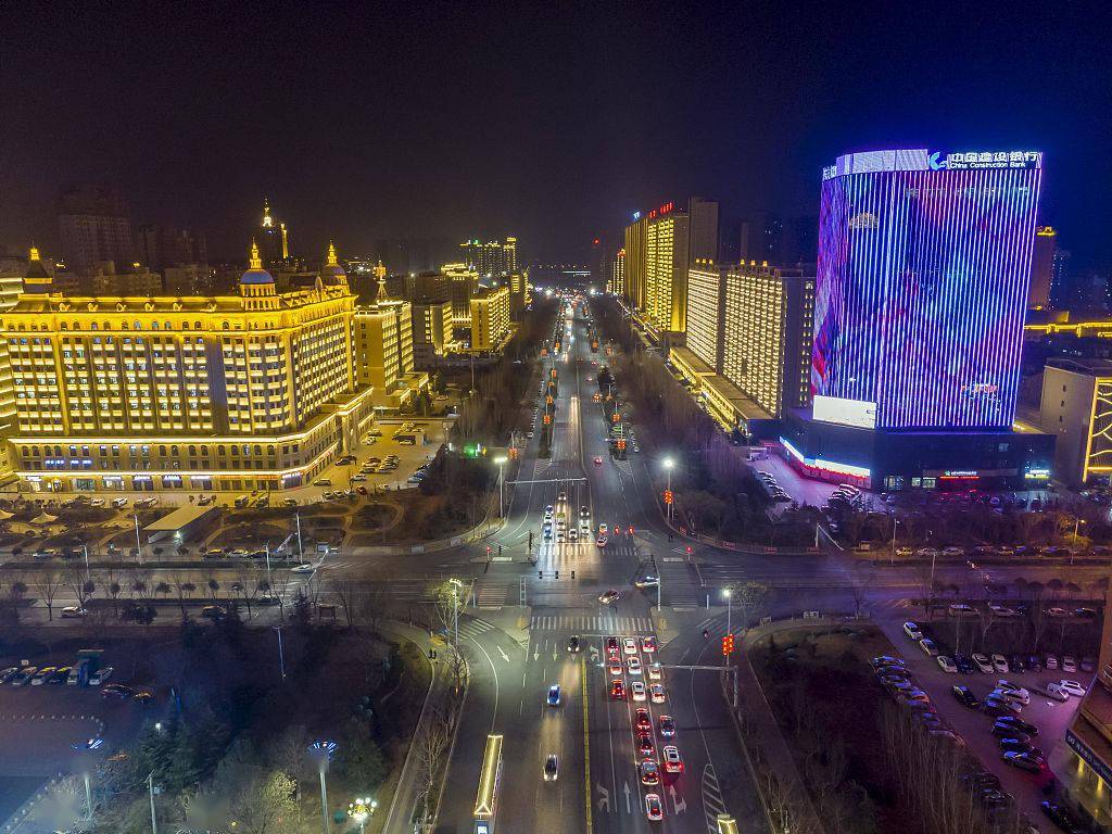 2021年1月30日,山西运城鼓夜景亮化效果璀璨夺目,喜迎新年.