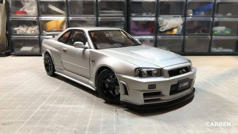 制作过程: 模型本体选用autoart 出品的1/18比例 gtr r34 ztune 银色