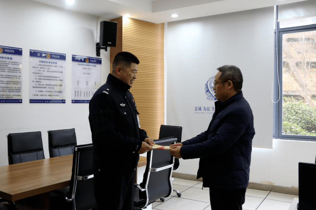 李宏钰春节前走访慰问基层一线民警