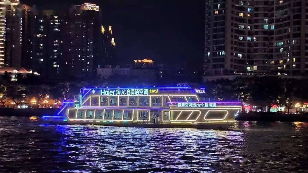 穗港之星号 一边游船一边享受美食 五彩霓虹灯,显得金碧辉煌 游轮上来
