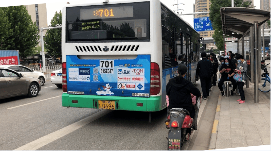 武汉公交车广告视频:馈赠成都人民的礼物经过三方的共同努力,加上北极