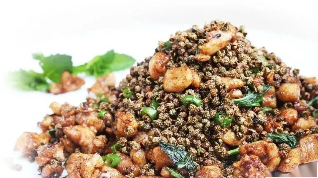 青笋丝汆熟,放入餐具备用.1.