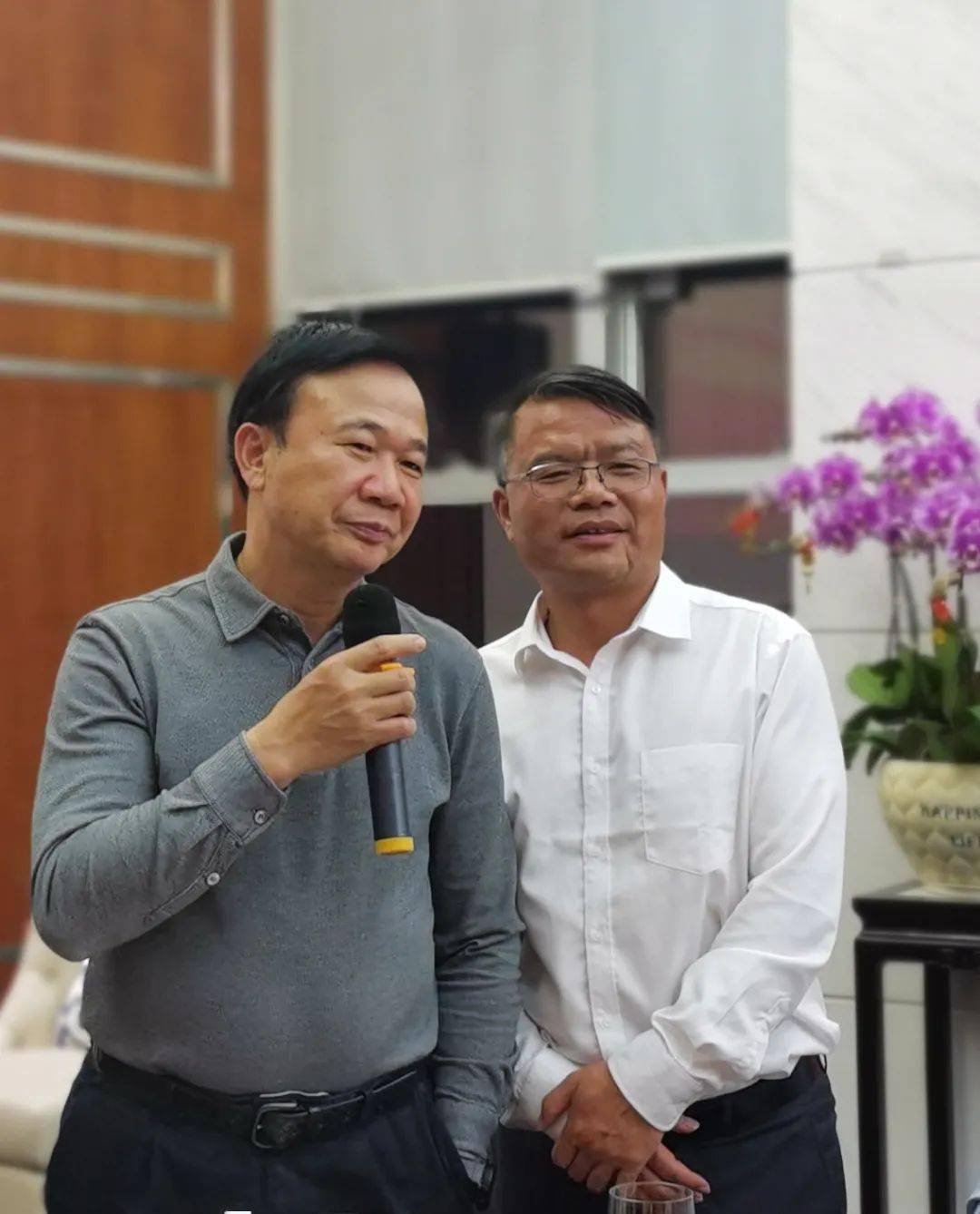 左:荣誉会长钟志坚 右:会长黄镜芳