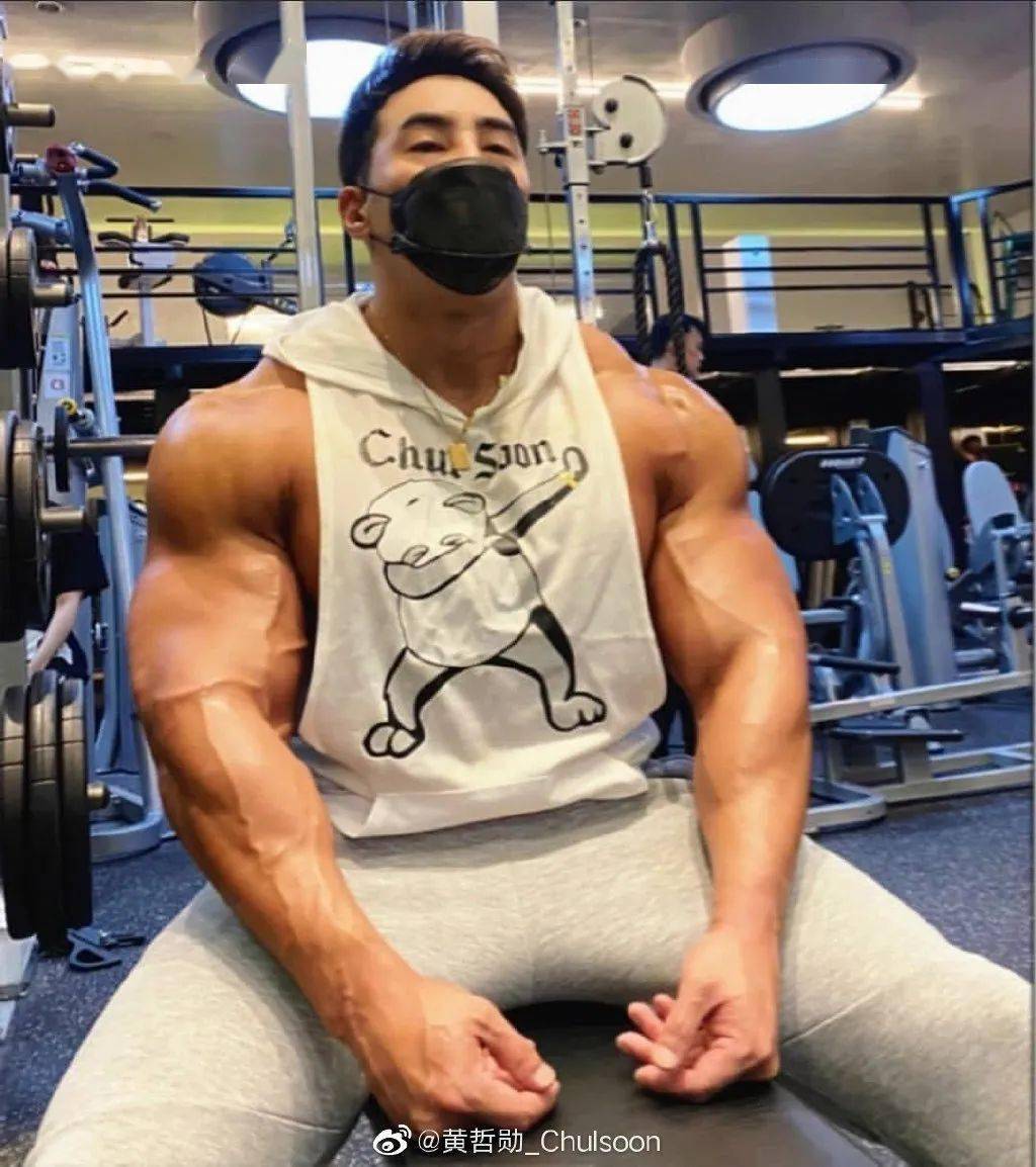 对于这些争议和怀疑,  黄哲勋曾声称自己的肌肉都是通过自然健身获得