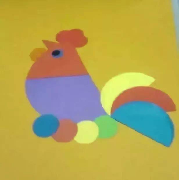 剪一些圆形,半圆形卡纸,用胶水粘一粘,一只小蜜蜂就做好啦~准备材料