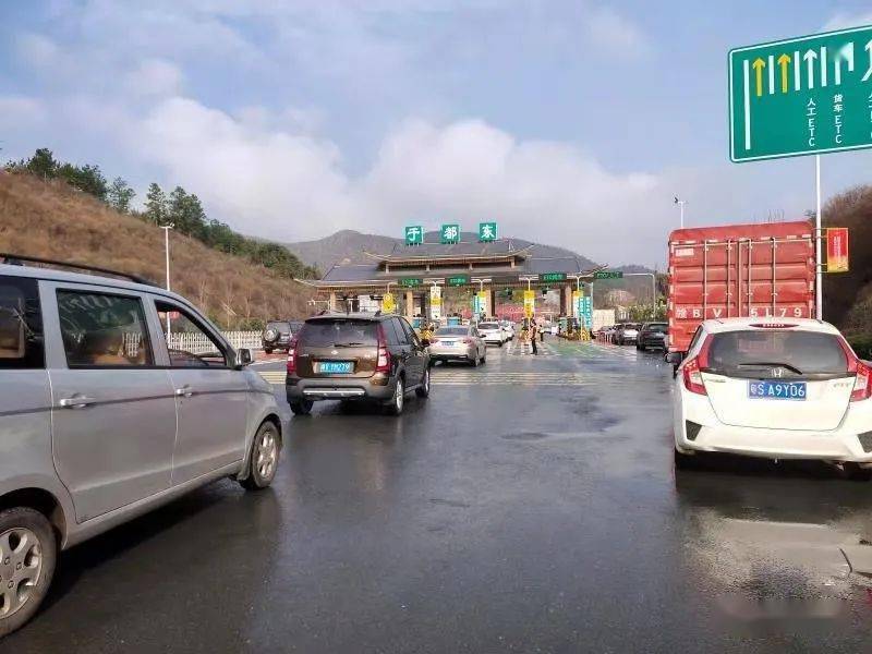 于都东收费站:十八般武艺应对2021年 春运的第一次车流高峰