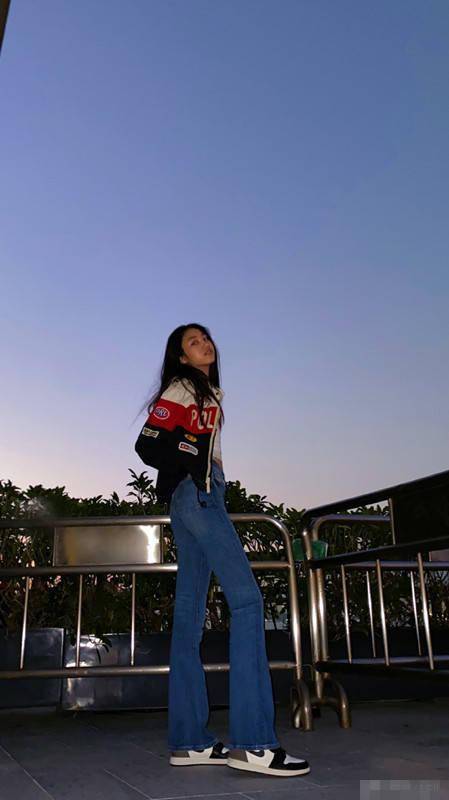 任达华女儿任晴佳考试完开心晒照,穿露脐装秀细腰,超模腿太逆天