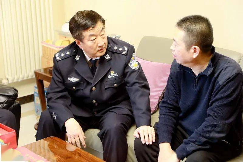 警营烟火气最抚卫士心郑州铁路公安局党委书记局长李健走访慰问困难