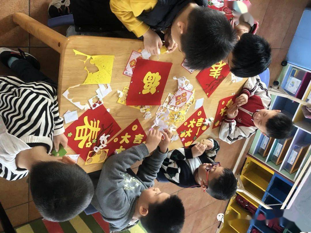 上金瓯幼儿园开展"热热闹闹过新年"手工制作活动