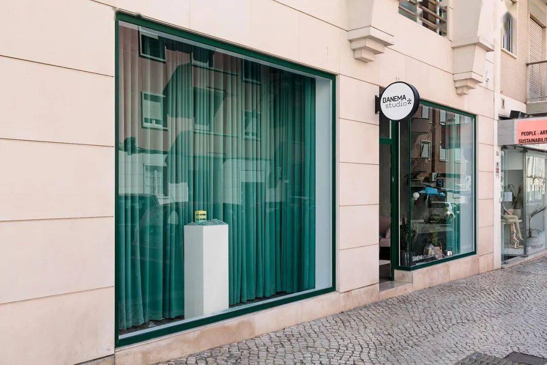 这是2019年9月在葡萄牙里斯本新开业的一家店铺,简约落地橱窗,墨绿色
