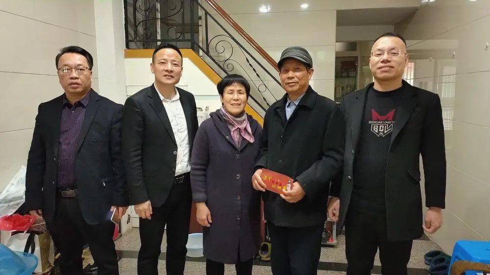 党委书记,院长陈玲夫带领医院领导班子慰问屠妙泉(曾任职医院副院长).