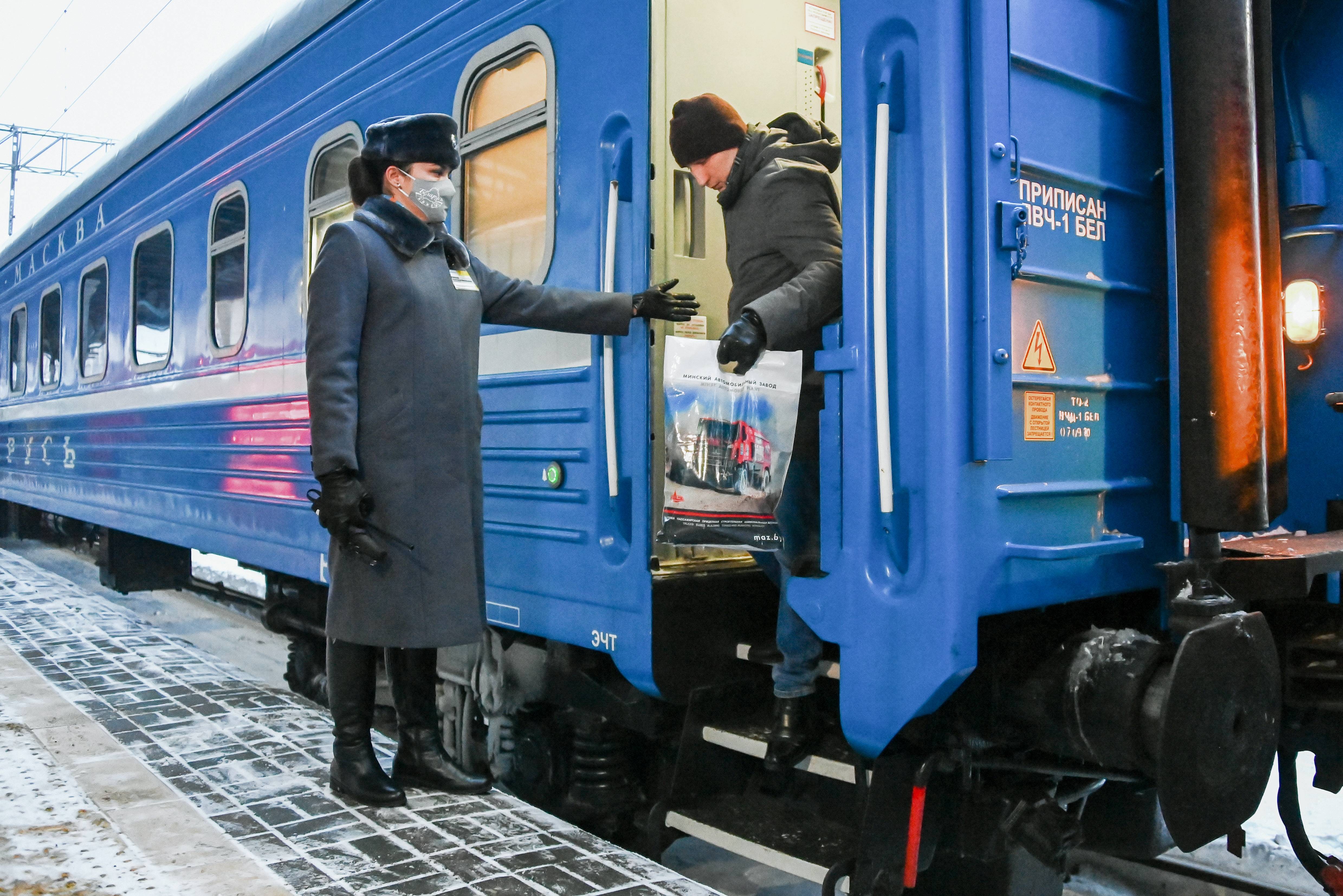 在俄罗斯首都莫斯科的火车站,乘坐由明斯克至莫斯科列车的乘客下车