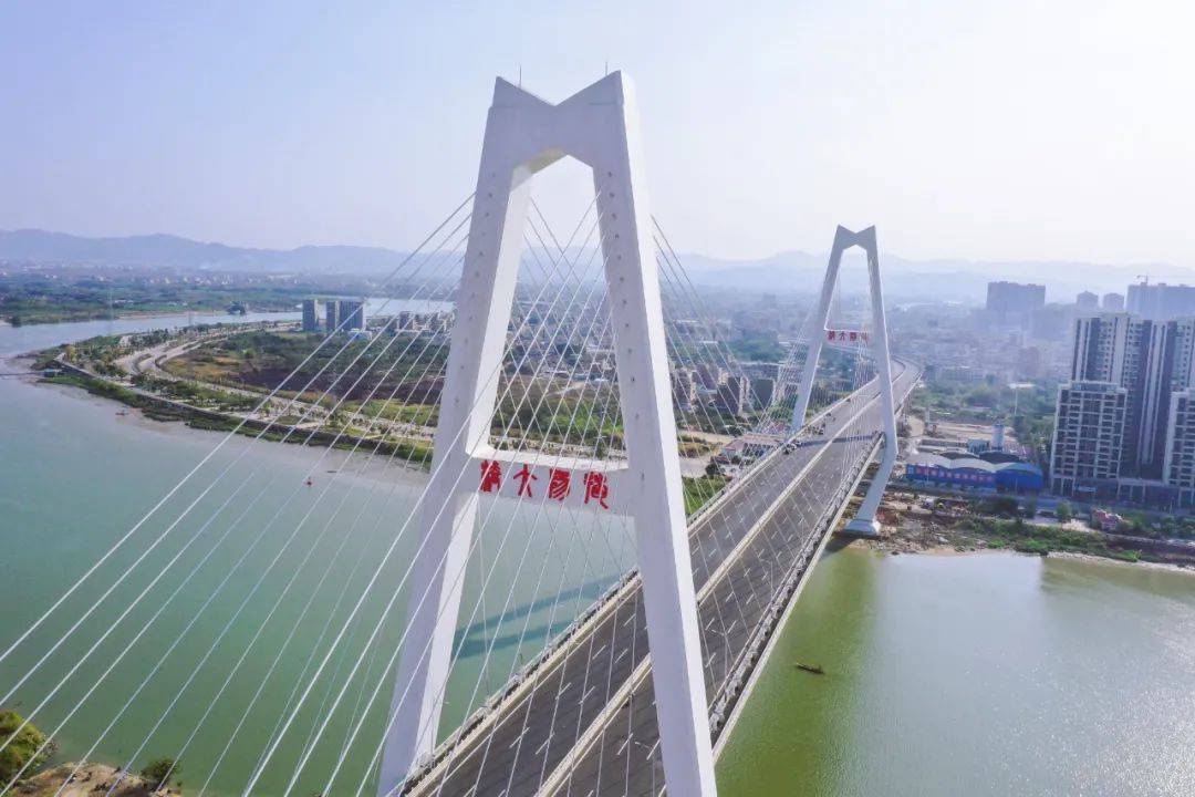 采风团首先来到备受关注的揭阳大桥,贴身感受这条如长龙般横跨榕江南