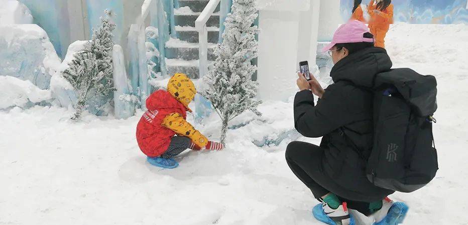 3距南宁15h藏了个冰雪世界50cm厚积雪240米滑雪道打雪仗堆雪人滑雪