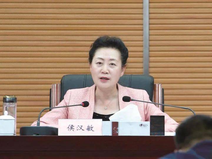 值此新春佳节到来之际,我在亚欧大陆的中心—乌鲁木齐向大家拜年,祝