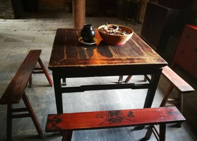 讲究的人家制作八仙桌会选用上好的木料,甚至还用红漆把八仙桌刷成