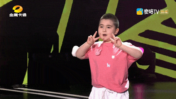 来自新疆的开心果穆罕买提江·阿里木就是挖掘生活趣味融入舞蹈的