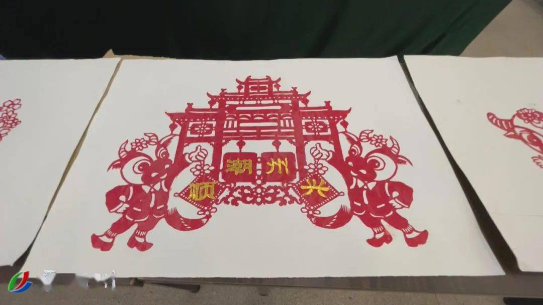 祖孙三代齐剪纸 红红火火贺牛年