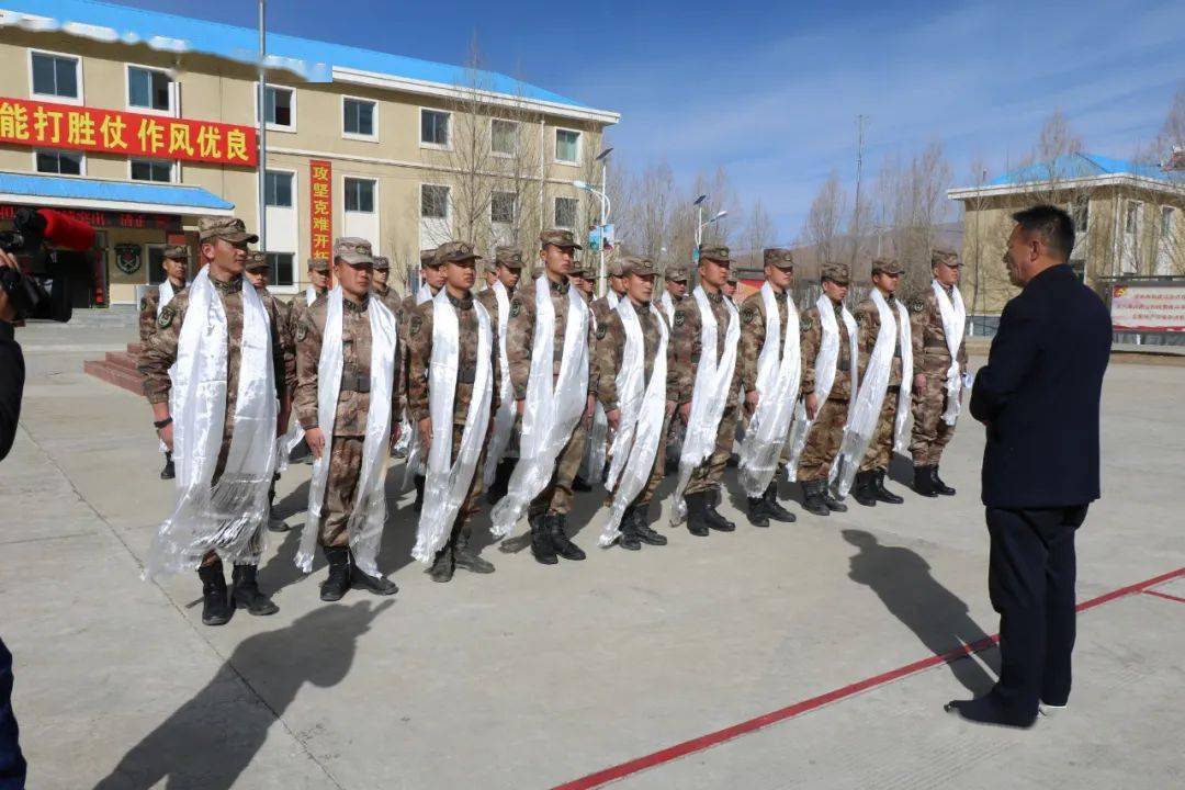 74双语拉孜县开展走访慰问部队官兵活动