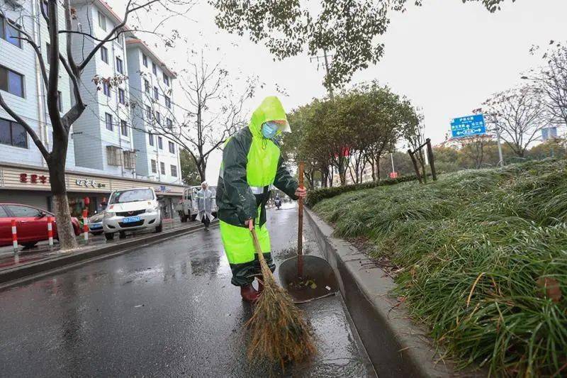 他们是"城市的良心",上海环卫工人坚守岗位,确保干净整洁过春节