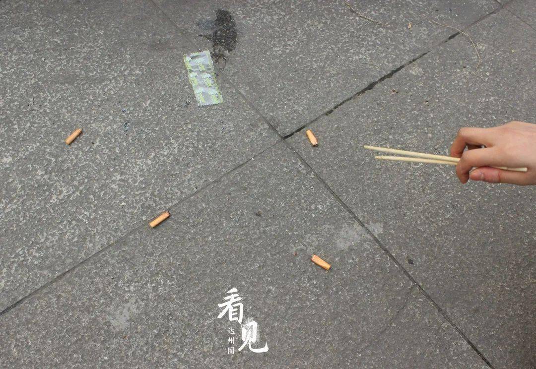 满地烟头和一个海苔包装袋以及一滩.