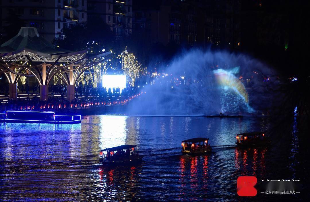 春节期间每天上百万市民夜游成都锦江