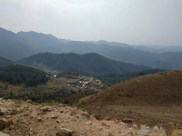 广西容县和北流南部最高的山头天堂山望君顶山高林密的高山林场已经列