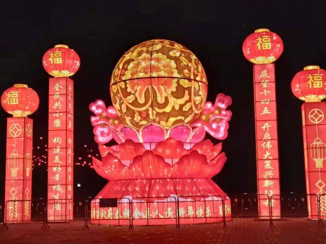 彩灯扮靓街景洪雅亮装迎牛年