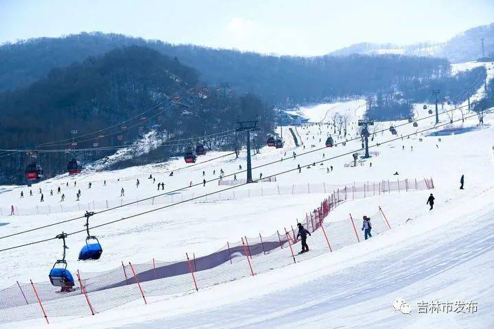 2月15日,游客在吉林省吉林市万科松花湖滑雪场滑雪.