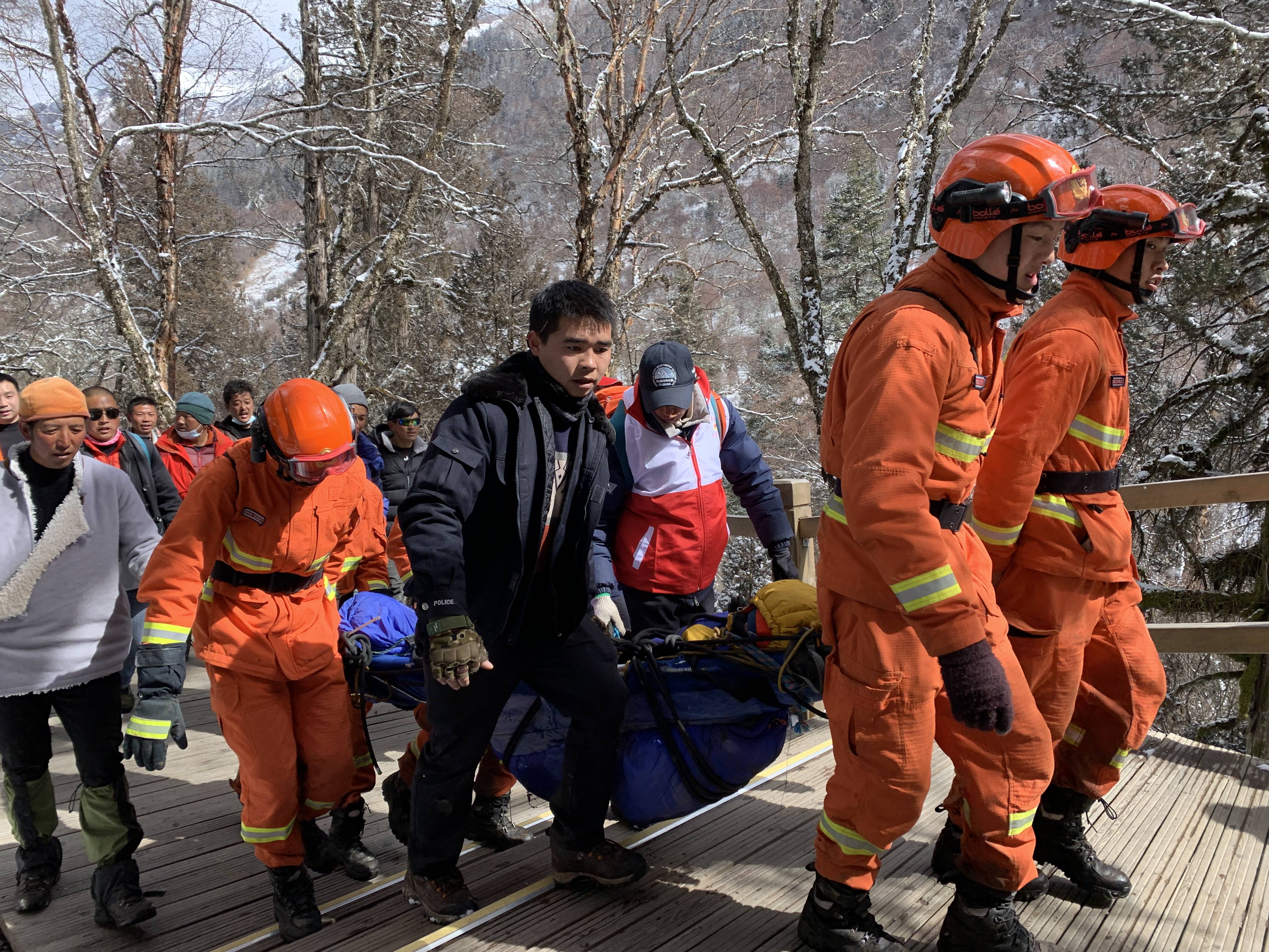 男子攀登四姑娘山意外跌落骨折森林消防员紧急救援