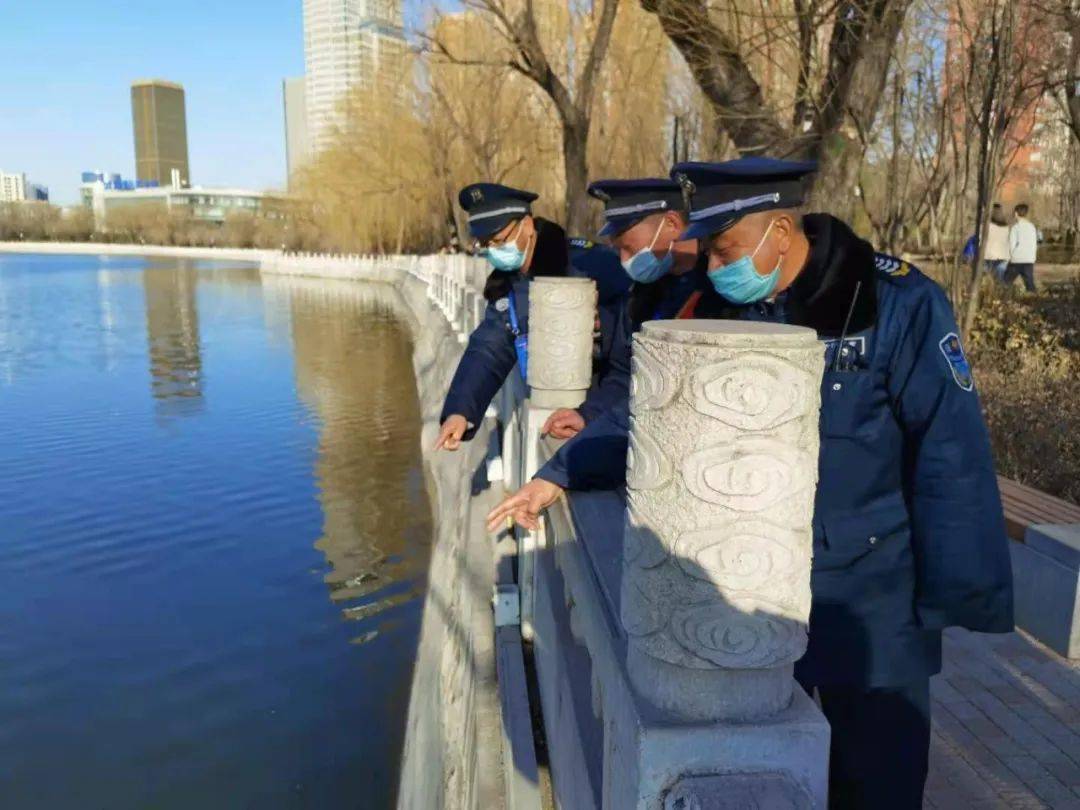 太原迎泽公园一女子跳湖轻生.