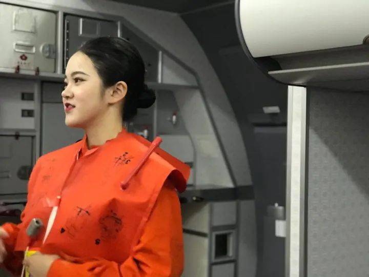 长龙航空空姐黄钦:再努力一下,或许幸运就会到来