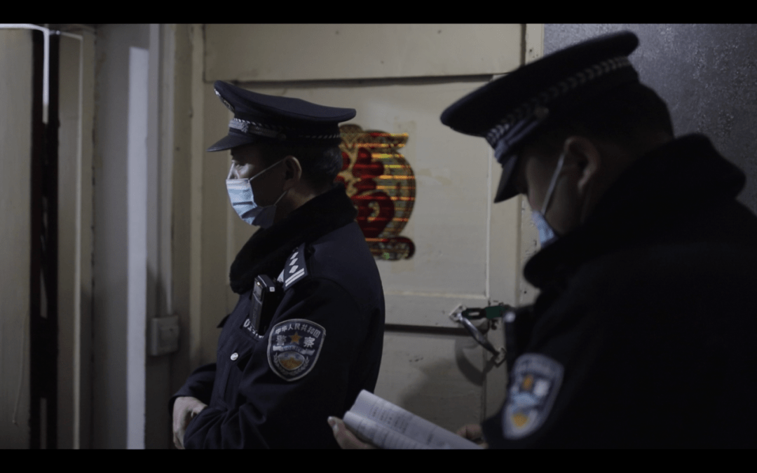 晚上接到报警,民警在询问报警人具体住所.