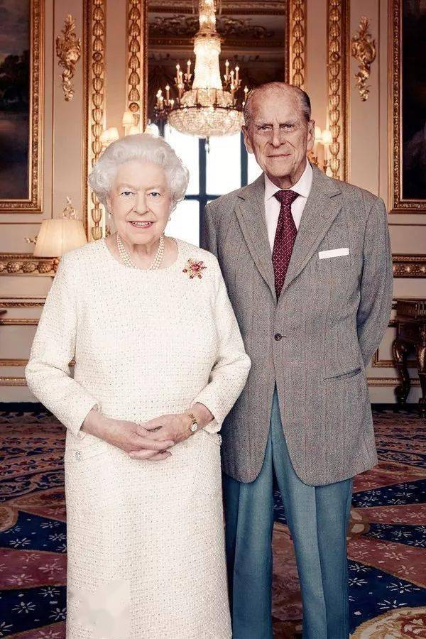 哈里王子因退出王室参加英国王室葬礼被指给女王添乱