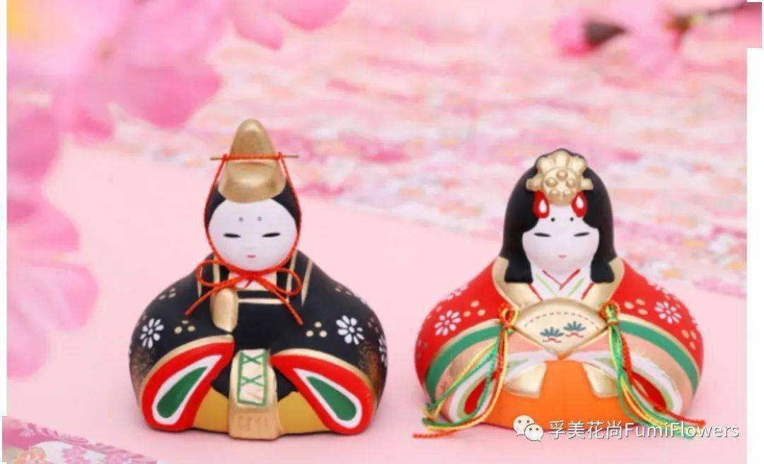 在日本,桃花节前, 有女孩子的家庭, 都会忙着装饰摆放雏人形.