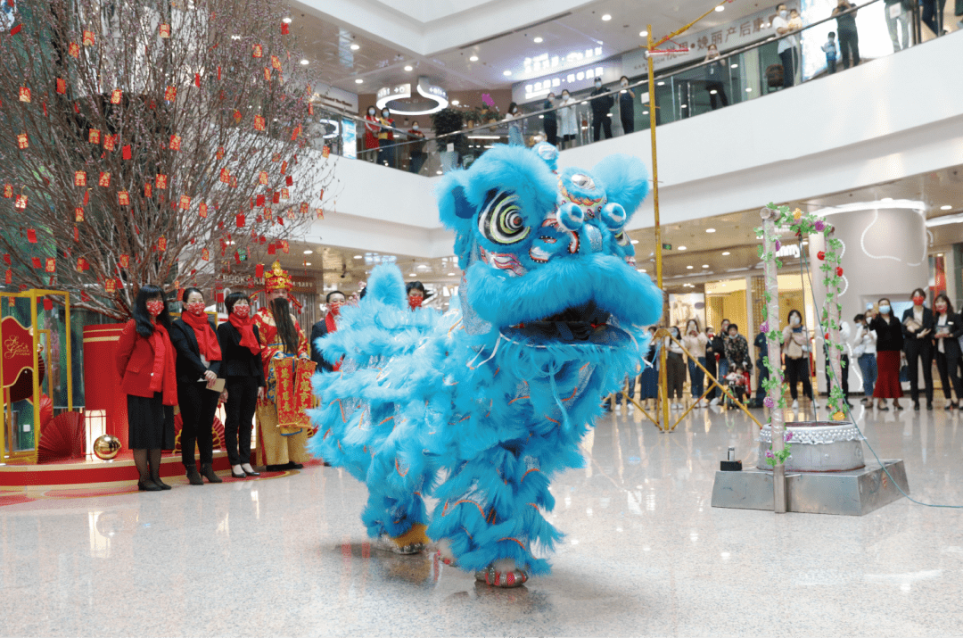 神兽拜年福运连连醒狮采青后,巡游中天购物城各处向各家商户拜年贺岁