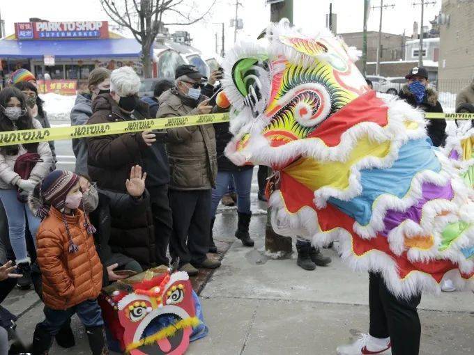 锣鼓喧天,迎春接福:中国城舞龙舞狮贺新年